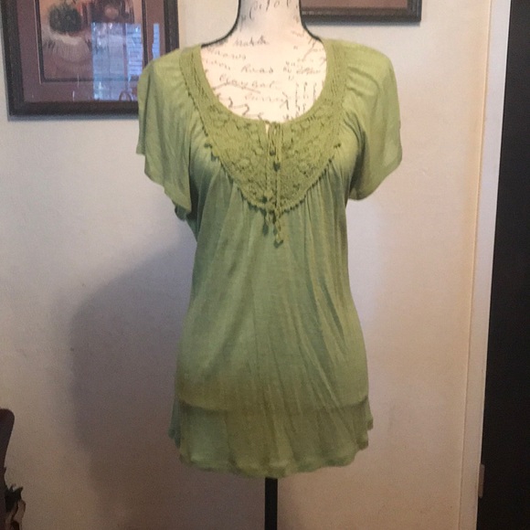 Tops - 🔴 4/$10 green top stretch fabric